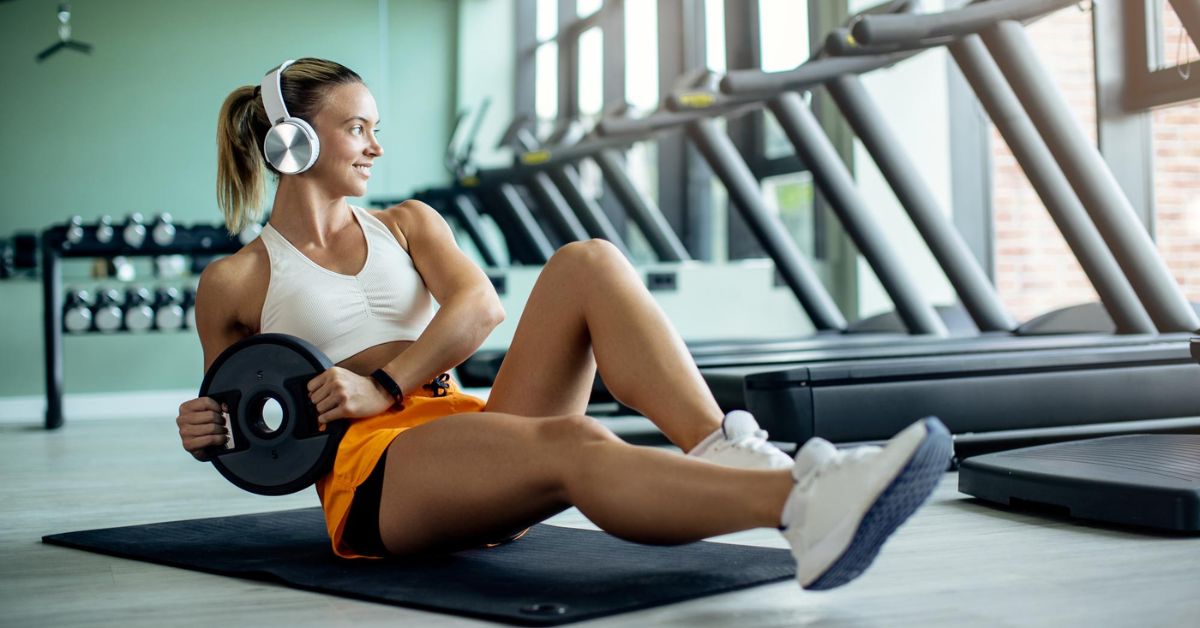 Devojka Vezba Na Strunjaci Sa Tegom I Slusalicama